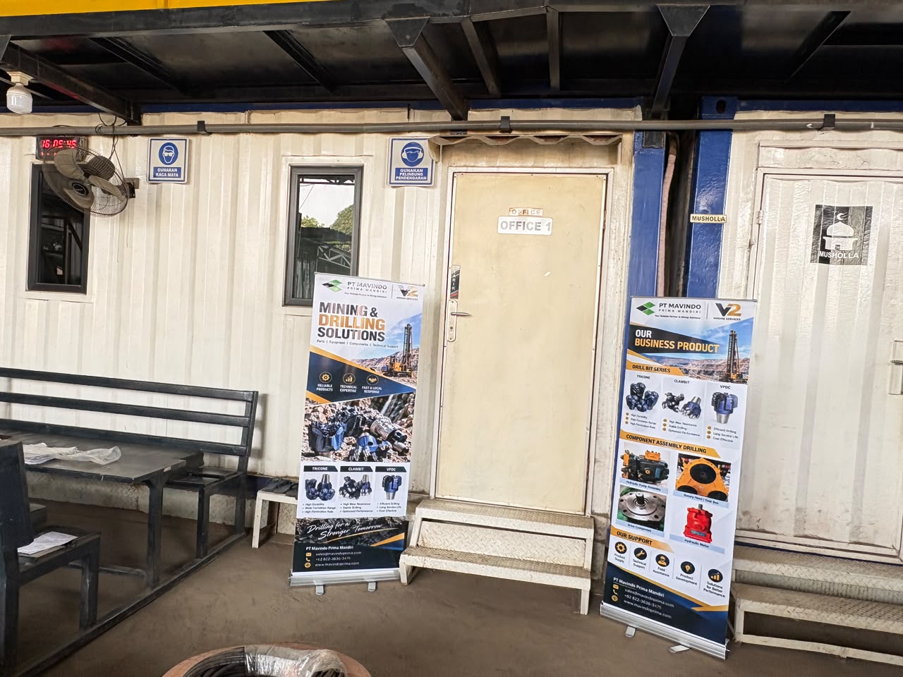 Kantor PT Mavindo Prima Mandiri dengan papan produk Mavindo dan V2 Mining Services