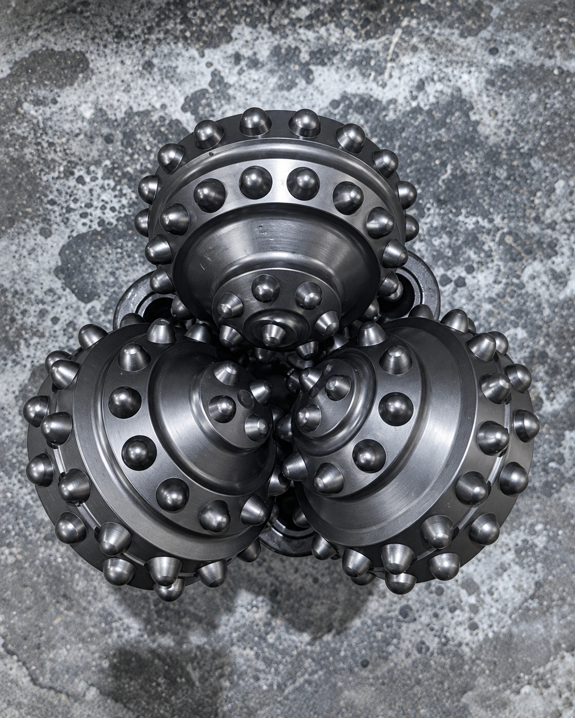 Ilustrasi VS65 tricone drill bit dilihat dari sisi cutting face